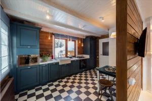 Дизайн кухни в деревянном доме: варианты планировки и оригинальные идеи оформления, фото и видео Кухня в доме из бревна